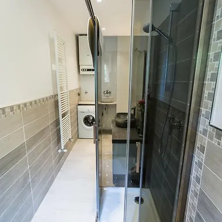 Guesthost - Butterfly Bologna