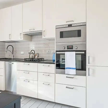 Guesthost - Butterfly * 博洛尼亚