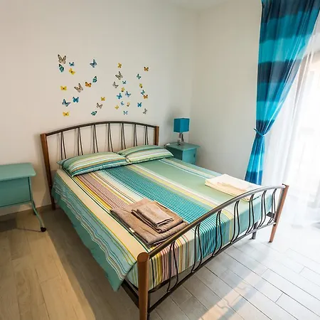 Guesthost - Butterfly * Bolonia