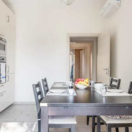 Guesthost - Butterfly Bolonia