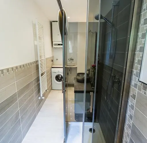 Guesthost - Butterfly 볼로냐